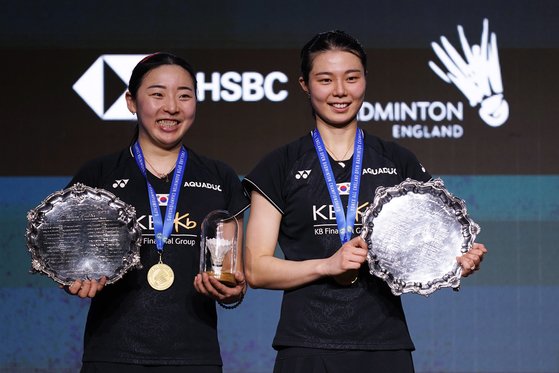 여자복식을 제패한 김소영(오른쪽)과 공희용이 금메달을 목에 걸고 우승 트로피를 든 채 환히 웃고 있다. EPA=연합뉴스
