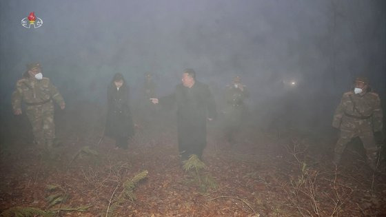 지난 18~19일 김정은 국무위원장이 딸 '주애'와 함께 참관한 가운데 전술핵운용부대들의 '핵반격 가상 종합전술훈련'을 진행했다고 조선중앙TV가 20일 보도했다. 조선중앙TV 화면