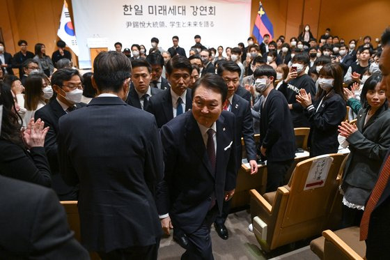 윤석열 대통령이 지난 17일 일본 도쿄 게이오대에서 열린 한일 미래세대 강연회에서 일본 학생과 한국 유학생을 대상으로 강연을 마친 후 퇴장하고 있다. 대통령실