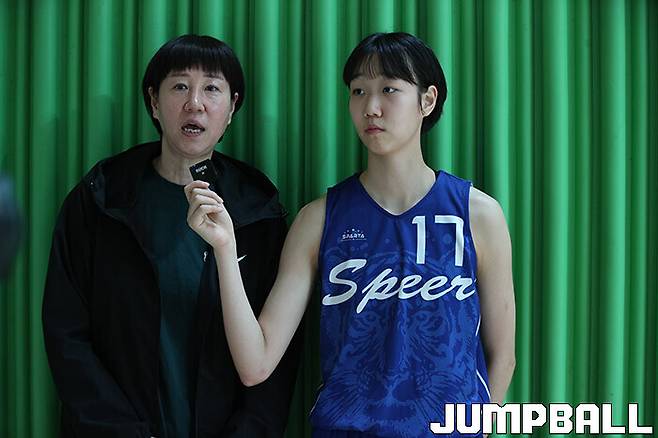 ▲한국여자농구 레전드 조문주(왼쪽)와 그의 딸 수피아여고 고현지(오른쪽)