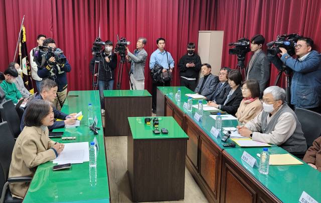 ▲ 국회 ‘정순신 검사특권 진상조사단’이 지난 17일 민족사관고등학교를 방문, 교육당국을 상대로 질의하고 있다.
