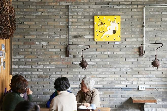 서울 서초구 방배동의 한 커피숍에 ‘청년 갤러리’에 선정된 김이린 작가의 ‘백화점에 간 나무’가 전시돼 있다. 서초구 제공