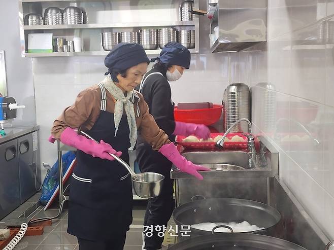 20일 오전 광주광역시 서구 양동시장 내 천원 국시에서 어르신들이 국수를 만들고 있다. 고귀한 기자