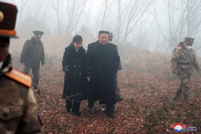 김정은 북한 국무위원장이 지난 18~19일 전술핵 운용부대들의 ‘핵반격 가상 종합전술훈련’을 현지지도했다고 조선중앙통신이 20일 보도했다. 김 위원장 딸 김주애는 훈련을 참관했다. 연합뉴스