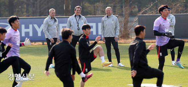 위르겐 클린스만 한국 축구 대표팀 감독(뒷줄 오른쪽)이 20일 파주 NFC에서 열린 대표팀 첫 소집 훈련에서 코칭 스태프와 함께 선수들을 지켜보고 있다. 파주 | 정지윤 선임기자 color@kyunghyang.com