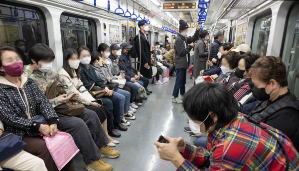 대중교통 마스크 착용 의무가 해제된 20일 도시철도 1호선에 탄 승객 대부분은 마스크를 쓰고 있다. 이원준 기자