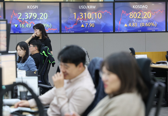 Electronic signboards at Hana Bank in central Seoul show markets on Monday. The Kospi fell 0.69 percent, while the Kosdaq rose 0.60 percent on the first trading day following the announcement of the UBS acquisition of Credit Suisse on Sunday.