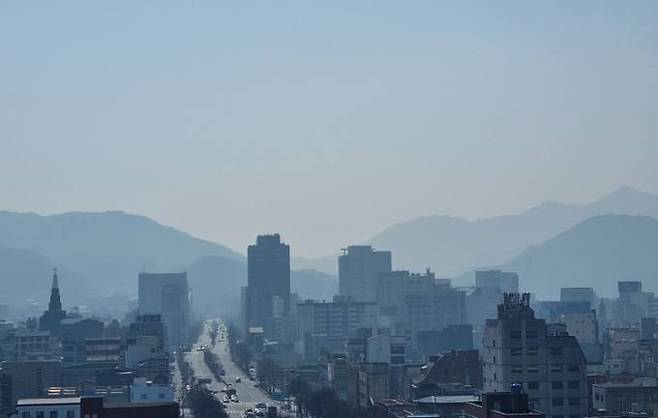 전북 중부권역에 초미세먼지 주의보가 발령된 20일 오전 전주시 기린대로에도 미세먼지가 자욱히 깔렸다.