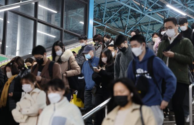 서울 지하철 신도림역에서 20일 오전 시민 대부분이 마스크를 착용한 채 출근·등교하고 있다. 연합뉴스