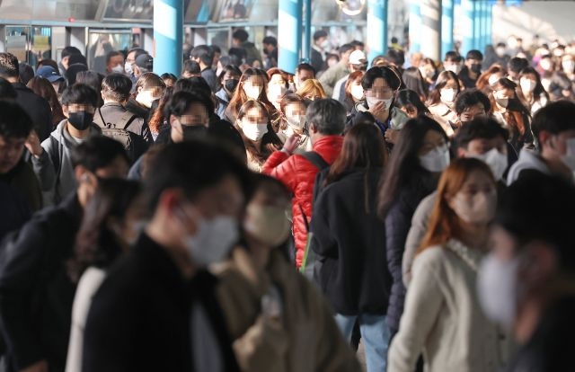 서울 지하철 신도림역에서 20일 오전 시민 대부분이 마스크를 착용한 채 출근·등교하고 있다. 연합뉴스