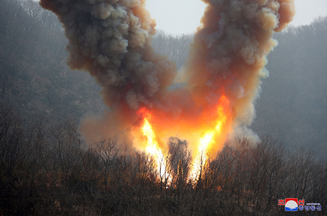 조선중앙통신이 20일 공개한 전날 단거리탄도미사일 발사 장면. 화염과 연기가 V자 모양으로 솟구치고 있다. 연합뉴스