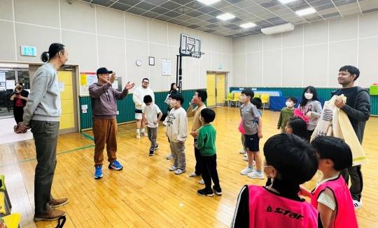 한기범 전 국가대표 선수가 다문화 가정의 농구 꿈나무들과의 만남을 갖고 있다. [사진 한국농구발전연구소]
