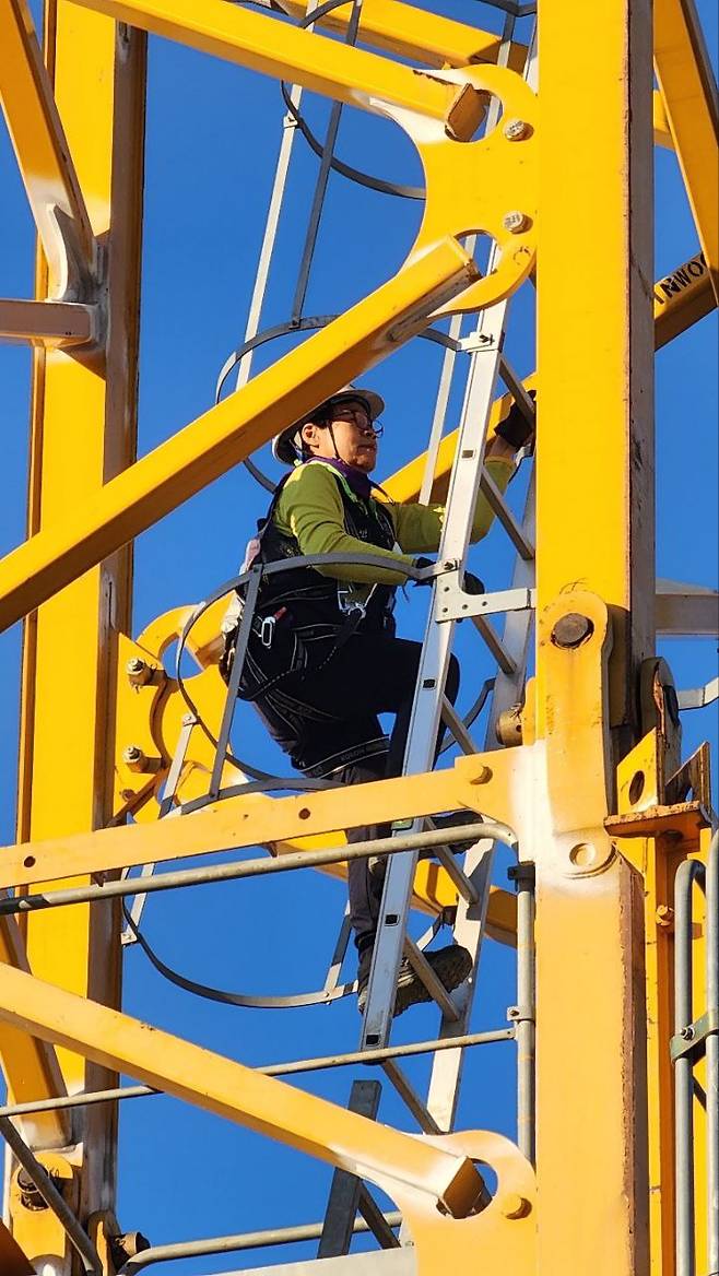 ▲타워크레인 노동자(박미성 민주노총 건설노조 부위원장)가 타워크레인 조종석으로 오르는 사다리를 타고 있다. 민주노총 건설노조 제공