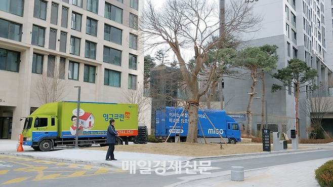 16일 서울 강남구 개포동 ‘개포자이 프레지던스’에 이삿짐센터 차량이 주차돼 있다. [이가람 기자]