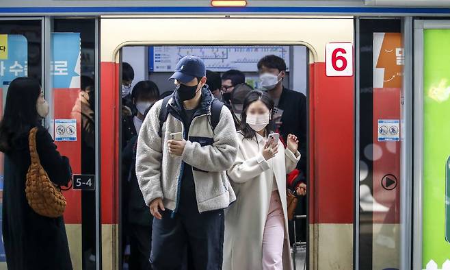 [서울=뉴시스] 정병혁 기자 = 15일 서울 영등포구 신도림역에서 마스크를 쓴 시민들이 전철에서 내리고 있다. 정부는 이날 중앙재난안전대책본부(중대본) 회의에서 대중교통 내 실내마스크 착용의무 해제 여부와 시기를 결정한다. 2023.03.15.