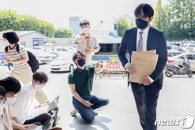 (서울=뉴스1) 민경석 기자 = 한강공원에서 술을 마신 뒤 실종됐다가 숨진 채 발견된 故 손정민씨의 친구 A씨의 법률 대리인 양정근 변호사가 6일 오전 서울 서초경찰서에 도착해 악플러 273명을 대상으로 고소장을 접수하기 위해 민원실로 향하고 있다.   고소 대상은 유튜브 채널 '피집사' '신의 한수' 일부 동영상에 달린 댓글과 네이버 뉴스에 게시된 일부 기사 댓글, 네이버 카페 '반진사(반포한강사건 진실을 찾는 사람들' 카페 일부 게시글 등이라고 밝혔다. 2021.8.6/뉴스1