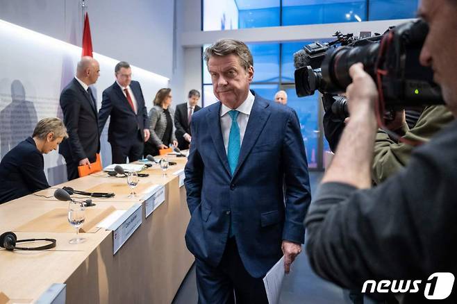 (베른 AFP=뉴스1) 우동명 기자 = 콜름 켈러허 UBS 회장이 19일(현지시간) 베른에서 UBS가 크레디트스위스(CS)를 32억 달러에 인수하는 기자회견에 도착을 하고 있다.  ⓒ AFP=뉴스1  Copyright (C) 뉴스1. All rights reserved. 무단 전재 및 재배포 금지.