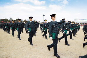 지난 3일 서울 노원구 육군사관학교에서 열린 ‘2023 육사 79기 졸업 및 임관식’에서 신임 장교들이 행진하고 있다. [연합]