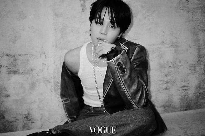 그룹 방탄소년단 멤버 지민의 화보. 진주 목걸이를 걸고 있다. [보그코리아 제공]