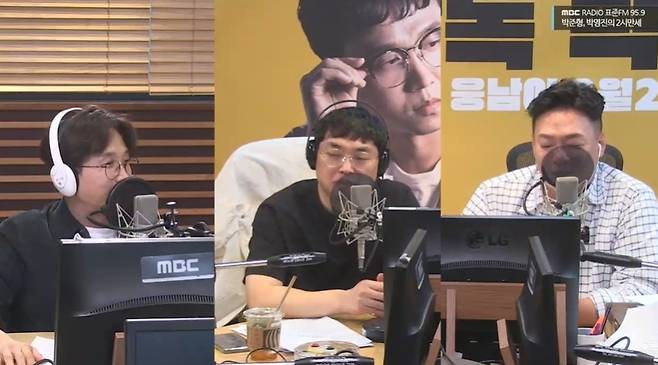 While the comedian Park Sung-Kwang made his debut as a feature-length commercial movie director with the movie ungnam, he responded to a reviewers comment that this place looked so good.Park Sung-Kwang, who appeared on MBC standard FM Park Joon-hyung and Park Young-jins 2 oclock longing broadcast on March 20, expressed his impression that the movie ungnam was about to be released.Ungnam Lee, which will be released on the 22nd, is a comic action that takes place when a man with a special secret of a half-moon bear conducts a joint investigation against an international criminal organization with his unique animal-like ability.Park Sung-Kwang majored in movie directing at Dong-A University of Broadcasting and Arts, and it was not surprising that he made his debut as a movie director.Park Sung-Kwang said, The short film was mainly dark work.Ive been looking for a lot of producers with scenarios, and there are about four times that investors have not invested because the director is the Park Sung-Kwang I know.So I decided to Top Model because I thought I could save my organs by Top Model in comedy movie. Recently, a reviewer commented that Park Sung-Kwang is a consciousness of the people by saying that Park Sung-Kwangs top model for the feature-length commercial movie director ungnam I think we should admit the part to admit.I do not want to lose my courage, he said.Park Sung-Kwang said, I think Im in the process. This is not the result. Im not a genius, nor am I a great person. Im a person who needs to work harder and learn.I will try harder and learn more.Then Park Young-jin cheered, Everyone has a first time.Meanwhile, Park Sung-Kwang said, Ungnam Lee is also a movie about animals. Penetration of one million viewers will donate 10 million won to animal-related organizations.2 million Penetration, the main actor Park Sung-Kwang will donate 20 million won, he said.In the meantime, Kim Dae-hee will donate 100 million won if 10 million viewers Penetration.