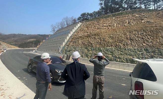 [장성=뉴시스] 전남도가 해빙기를 맞아 20일 장성 국지도 확포장 공사 현장에서 안전점검을 하고 있다.