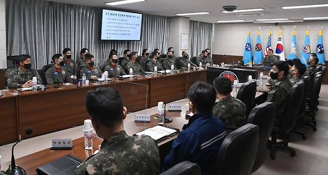 [서울=뉴시스] 김승겸 합참의장이 20일 공군 38전투비행전대를 방문하여 결전태세 확립 토의를 주관하고 있다. (사진=합동참모본부 제공) 2023.03.20. photo@newsis.com *재판매 및 DB 금지