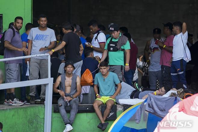 [파나마시티=AP/뉴시스] 귀국을 희망하는 베네수엘라 이민자들이 26일(현지시간) 파나마 수도 파나마시티에서 임시 대피소로 사용 중인 창고에 모여 대기하고 있다. 2022.10.27.