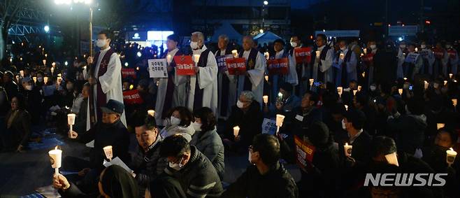 [전주=뉴시스] 김얼 기자 = 20일 전북 전주시 풍남문광장에서 '윤석열 퇴진 촉구 시국미사'가 열린 가운데 사제단이 시국미사를 위해 입장하고 있다. 2023.03.20 pmkeul@nwsis.com