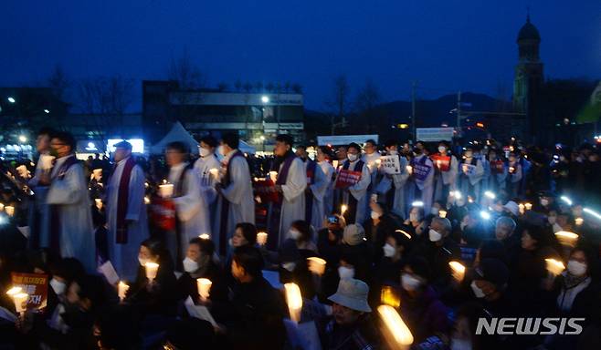 [전주=뉴시스] 김얼 기자 = 20일 전북 전주시 풍남문광장에서 '윤석열 퇴진 촉구 시국미사'가 열린 가운데 사제단이 시국미사를 위해 입장하고 있다. 2023.03.20 pmkeul@nwsis.com