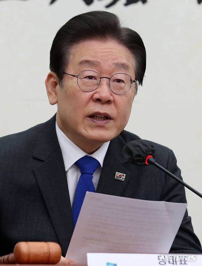 [서울=뉴시스] 이영환 기자 = 이재명 더불어민주당 대표가 20일 오전 서울 여의도 국회에서 열린 최고위원회의에서 발언을 하고 있다. 2023.03.20. 20hwan@newsis.com