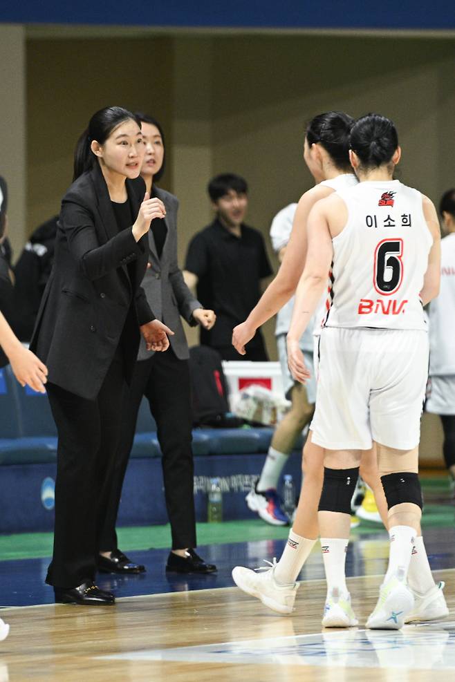 부산 BNK 박정은 감독. WKBL