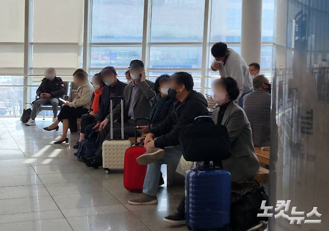 20일 광주 광산구 광주송정역에서 기차를 기다리는 시민들 대부분 마스크를 쓴 모습. 박성은 기자