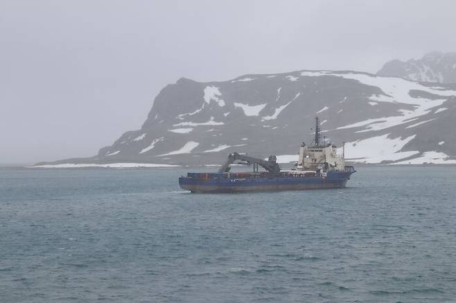 세종기지에 연안에 도착한 보급선(Antarctic Warrior호)