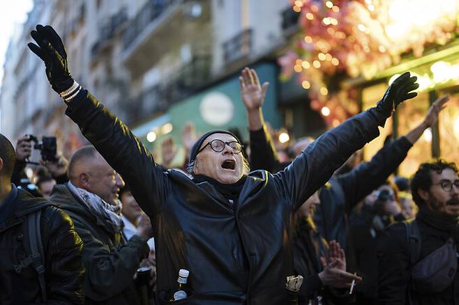 시위대가 19일(현지시간) 프랑스 파리에서 열린 연금개혁 반대 시위 도중 구호를 외치고 있다. 지난 16일 에마뉘엘 마크롱 대통령이 하원을 건너뛰고 연금개혁법을 강행 처리한 뒤 프랑스 전역에서 격렬한 반대 시위가 이어지고 있다. 파리=AP연합뉴스