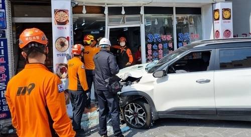 식당으로 차량 돌진. 부산소방본부 제공