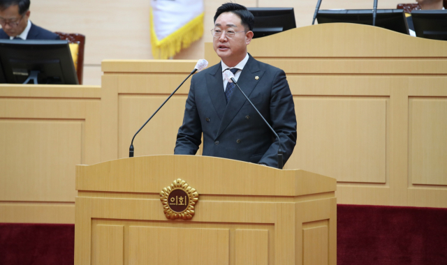 나광국 전남도의원(무안2·더불어민주당)이 대표 발의한 ‘중소기업을 위한 연료비 대책 마련 촉구 건의안’을 통해 현실적인 연료비 지원이 필요하다고 피력하고 있다. 사진 제공=전남도의회