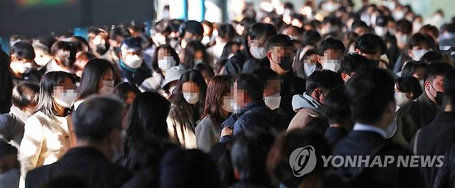 지하철에서도 노마스크 가능 (서울=연합뉴스) 김도훈 기자 = 지난 14일 오전 서울 신도림역에 마스크를 쓴 시민들이 탑승장을 나서고 있다.2023.3.14 superdoo82@yna.co.kr