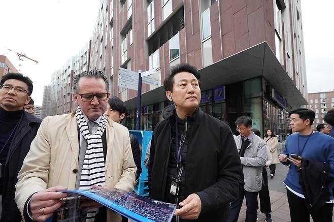 함부르크 수변개발현장 찾은 오세훈 서울시장 (함부르크=연합뉴스) 오세훈 서울시장이 18일(현지시간) 수변도시개발 현장인 함부르크 하펜시티를 둘러보고 있다. 2023.3.20 [서울시 제공. 재판매 및 DB 금지]