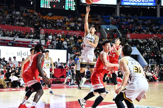 프로농구 LG와 SK의 맞대결 경기 모습.   [KBL 제공. 재판매 및 DB 금지] photo@yna.co.kr