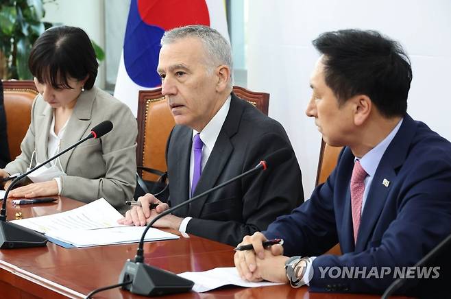 발언하는 골드버그 주한미국대사 (서울=연합뉴스) 백승렬 기자 = 20일 국회 국민의힘 대표실을 방문한 필립 골드버그 주한미국대사가 김기현 대표를 접견하며 발언하고 있다. 2023.3.20 srbaek@yna.co.kr