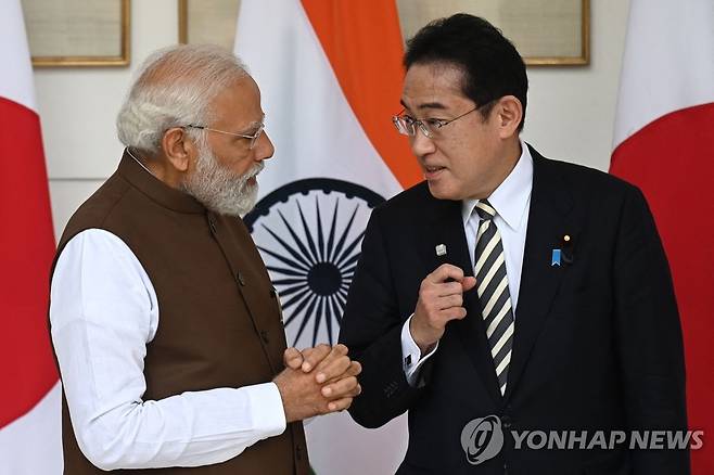 담소하는 일본·인도 총리 (뉴델리 AFP=연합뉴스) 기시다 후미오 일본 총리(오른쪽)와 나렌드라 모디 인도 총리가 20일(현지시간) 인도 뉴델리 소재 영빈관인 하이데라바드 하우스에서 회담 전 담소를 나누고 있다. 2023.03.20 ddy04002@yna.co.kr