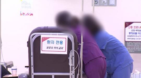 고대구로병원 응급실에서 응급환자가 치료받고 있다