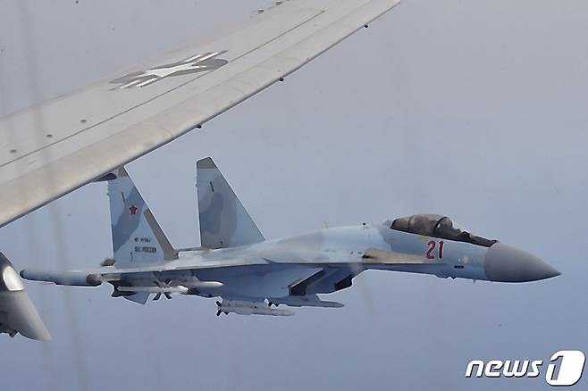러시아 Su-35 전투기가 2020년 5월 26일(현지시간) 지중해 상공에서 미 6함대에 배속된 P-8A 포세이돈 초계기의 진로를 방해하고 있는 모습. ⓒ AFP=뉴스1 ⓒ News1 김지현 기자