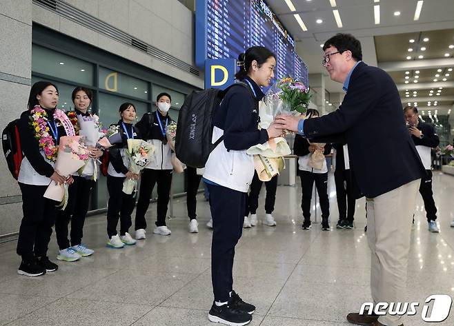 '2023 전영오픈배드민턴선수권대회'에서 여자단식 우승을 차지한 배드민턴 대표팀 안세영 선수가 21일 인천국제공항을 통해 귀국해 김택규 대한배드민턴협회장에게 축하 꽃다발을 받고 있다. 2023.3.21/뉴스1 ⓒ News1 박정호 기자