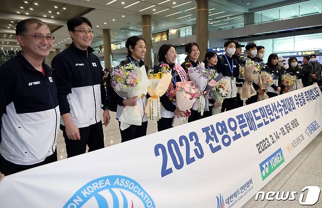 '2023 전영오픈배드민턴선수권대회'에서 여자단식 우승을 차지한 배드민턴 대표팀 안세영 선수(왼쪽부터)와 여자복식 우승조 공희용, 김소영 선수를 비롯한 선수단과 김학균 감독 등이 21일 인천국제공항을 통해 귀국해 포즈를 취하고 있다. 2023.3.21/뉴스1 ⓒ News1 박정호 기자