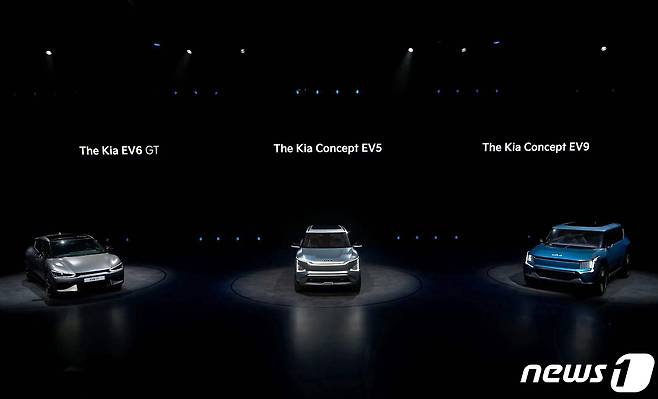 20일 중국 상하이에서 열린 '기아 EV 데이'에 전시된 EV6 GT, 콘셉트 EV5, 콘셉트 EV9.(제공=기아)ⓒ 뉴스1