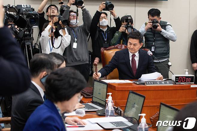 김태호 국회 외교통일위원장이 21일 서울 여의도 국회에서 열린 제404회 국회(임시회) 외교통일위원회 제2차 전체회의에서 의사봉을 두드리고 있다. 2023.3.21/뉴스1 ⓒ News1 유승관 기자