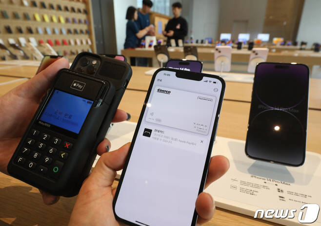 애플의 근거리무선통신(NFC) 결제 서비스 '애플페이'가 국내 서비스를 시작한 21일 서울 한 애플 스토어에서 아이폰으로 애플페이를 시연하고 있다. 애플은 아이폰, 애플워치, 아이패드, 맥 등을 통해 한국에서도 이날부터 애플페이를 이용할 수 있다고 발표했다. 애플페이는 국내 오프라인 가맹점, 앱 및 온라인에서 사용 가능하다. 2023.3.21/뉴스1 ⓒ News1 송원영 기자