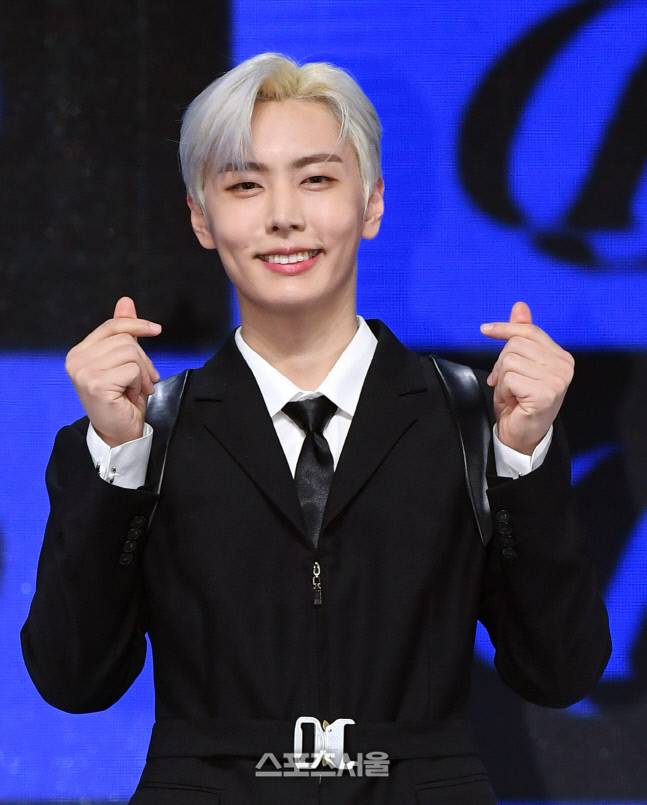 그룹 SF9의 재윤이 1월 9일 오후 서울 광진구 예스24 라이브홀에서 진행된 열 두 번째 미니앨범 ‘더 피스 오브 나인(THE PIECE OF9)’ 발매 기념 쇼케이스에서 취재진을 향해 포즈를 취하고 있다. 박진업기자 upandup@sportsseoul.com