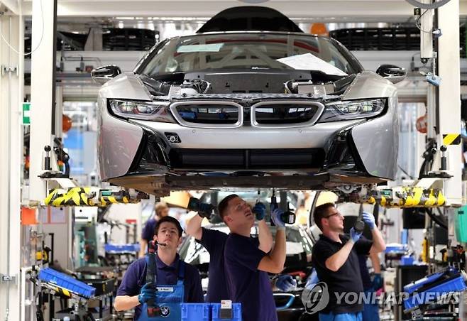 독일 BMW 공장에서 근무하는 근로자들 [이미지출처=연합뉴스]